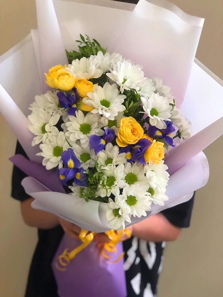 Букет цветов из: Ирисы, Хризантемы и Розы в Аксае Республика Дагестан