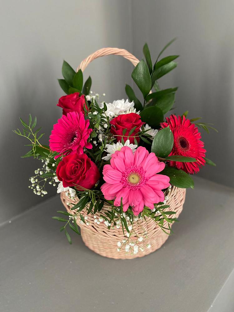 Цветочная композиция из Розы, Хризантемы и Герберы в корзине в Аксае Республика Дагестан