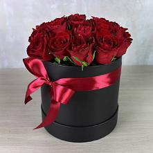 Цветочная композиция из Розы в шляпной коробке в Аксае Республика Дагестан