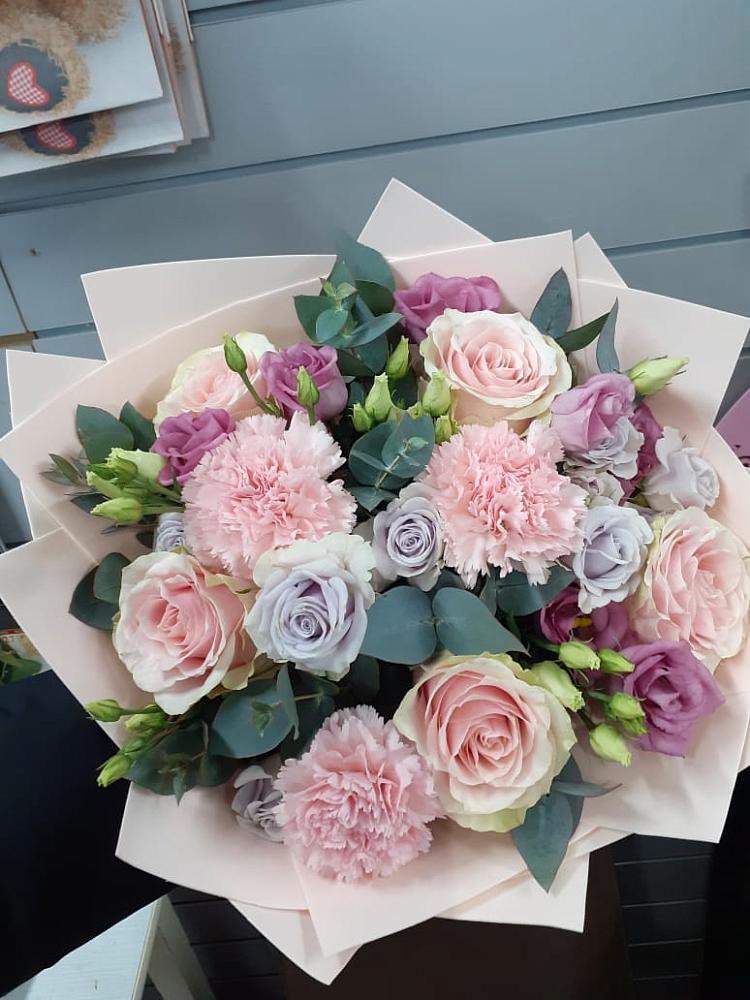 Букет цветов из: Розы, Гвоздики и Лизиантусы в Аксае Республика Дагестан