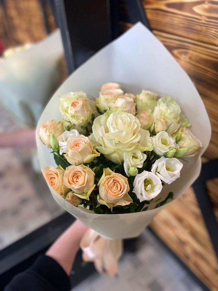 Букет цветов из: Розы и Лизиантусы в Аксае Республика Дагестан